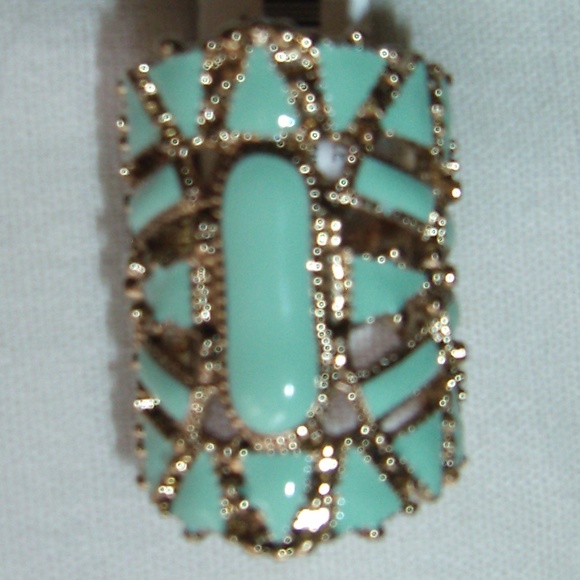 Beautiful Banana Republic enamel goldtone ring